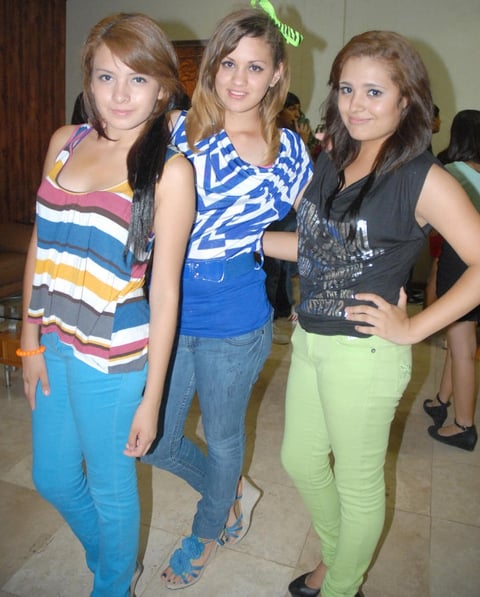 08092012 EN FESTEJO.  Lucía, Fernanda y Gisela.