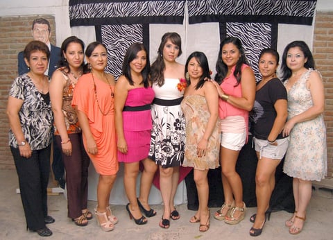 08092012 PRENUPCIAL.  Karla Ortiz González junto a las asistentes a su despedida de soltera.