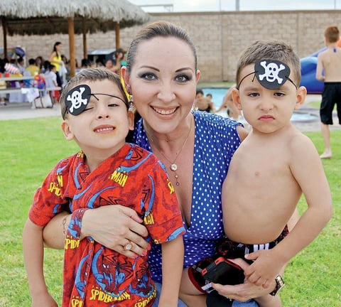 08092012 EN PIñATA.  Gaby Gómez y los pequeños Gael y Samuel.