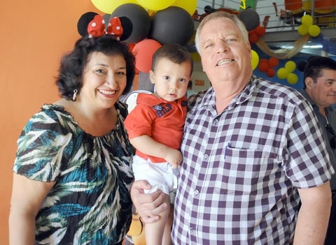 08092012 EN PIñATA.  Ana, Jorge Santiago y Jorge Zayas.