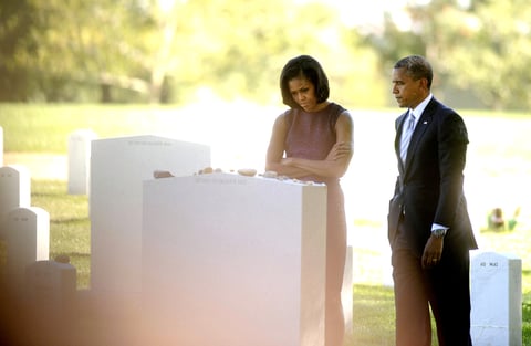 El presidente y su esposa Michelle visitaron tumbas de militares muertos en las guerras de Irak y Afganistán.