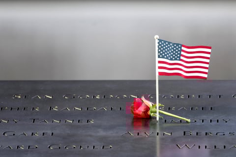 Las miles de personas que visitaron el monumento portaban banderas de Estados Unidos y algunos de los países de origen de las víctimas.