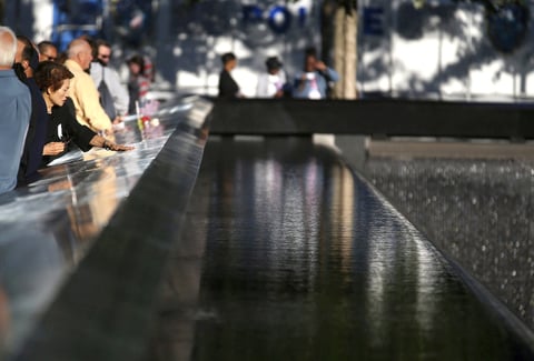 Al sonido previo de tres campanazos se guardaron dos silencios a la hora en que los aviones se estrellaron contra las Torres Gemelas, dos más para recordar el colapso de éstas, y otros dos por el ataque contra el Pentágono, en Washington, y la caída de una cuarta aeronave en Shanksville, Pensilvania.