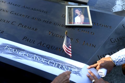 Familiares, quienes portaban carteles y vestían camisetas con las fotografías de los seres queridos que fallecieron, mostraron su dolor colocando flores en las placas del monumento donde están escritos los nombre de las víctimas.