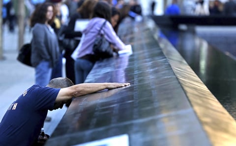 Los familiares leían los nombres de las más de tres mil personas que perdieron la vida aquella mañana, se guardaron seis minutos de silencio con el fin de recordar los momentos exactos en que se registraron los hechos.