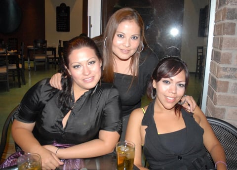 09092012 ALE,  Martha y Paola en reciente apertura.