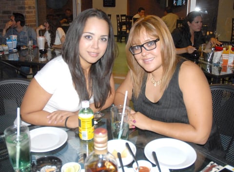 09092012 ADRIANA  y Daniela en una inauguración.