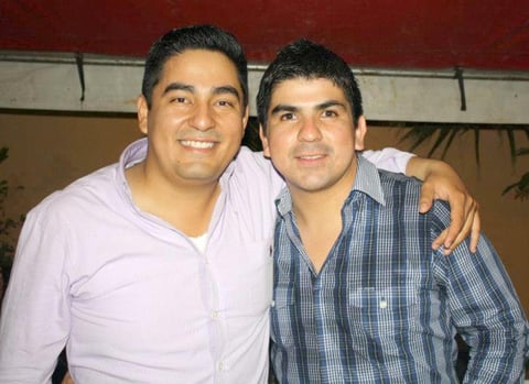 10092012 CUMPLEAñERO.  Alejandro Cervantes en su festejo de cumpleaños junto a su amigo Enrique Ramírez.