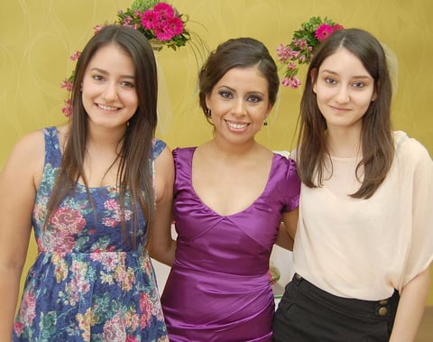 11092012 FLORENCIA  Castañeda junto a las anfitrionas de su festejo prenupcial: Ángeles González y Cuquis Romero.