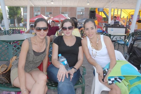 11092012 XIMENA,  Montserrat y Roberta.
