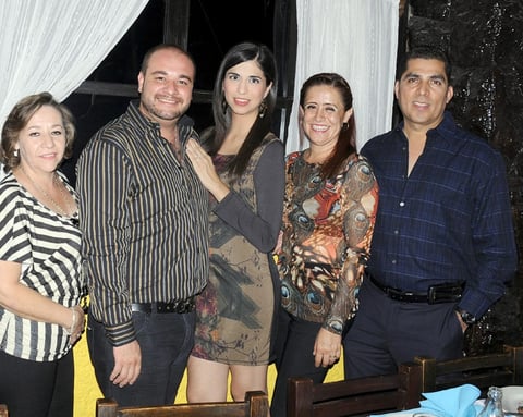 09092012 REUNIDOS  gratamente fueron captados los señores: Rubén Bernal, Lucina Olazábal, Ileana Martos, Rafael Dávila, Glenn Thomas Haworth, Lucina Sánchez Cano y Rafael Dávila Martos, con los futuros contrayentes.