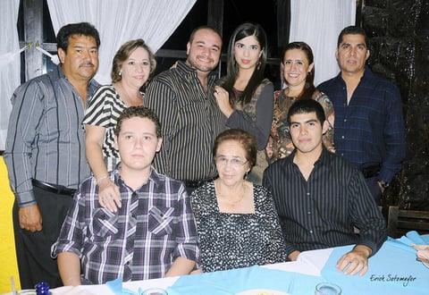 09092012 SRITA. LIZZETH  Dávila Martos y Sr. Carlos Olazábal, acompañados de las señoras Lucina Olazábal e Ileana Martos, y señor Rafael Dávila, el día de su petición de mano.