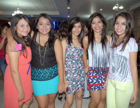 09092012 FESTEJO.  Rocío, Claudia, Ale, Carolina y Ana.