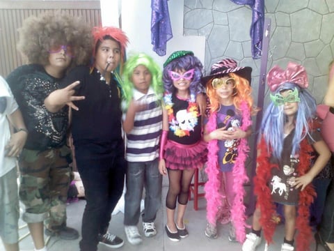 09092012 LA FESTEJADA  Stephany Paola, acompañada de un grupo de amigos.