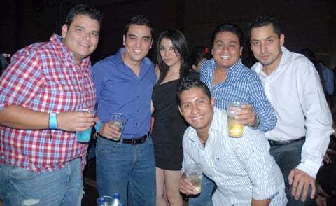09092012 LUIS  Rangel, Alfredo Valadez, Grecia González, Aldo Martínez, Juan Carlos Macías y Víctor Cedillo disfrutando de una fiesta.