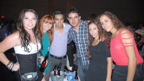 09092012 MORAYMA  Espino, Carolina Muñoz, Memo Esquerra, Josué Ávila, Michelle Hernández y Cristel Luna en reciente fiesta.