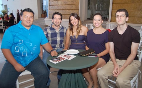 09092012 DIEGO , Miguel, Sandra, Montse y Eduardo en la inauguración de una exposición fotográfica.