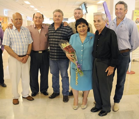 10092012 CARMEN  Salinas con sus hermanos: Gustavo, Manolo, Miguel, Jorge, Roberto y Antonio Salinas.
