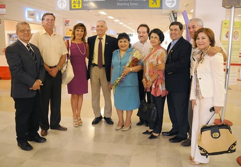 10092012 CARMEN  Salinas acompañada por miembros del Club Rotario de Torreón.