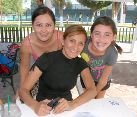 10092012 PAULA,  Kati y Lili.