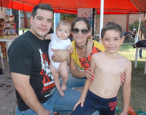 11092012 MARCO,  Maika, Marquito y Karime.