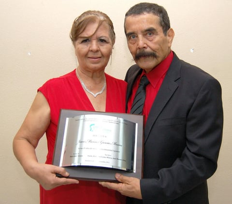 09092012 JUAN  Manuel García junto a su esposa María Estela Álvarez el día que le entregaron un reconocimiento por sus 45 años de servicio.