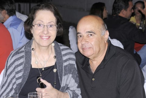 09092012 HERLINDA  y Antonio en un festejo de cumpleaños.