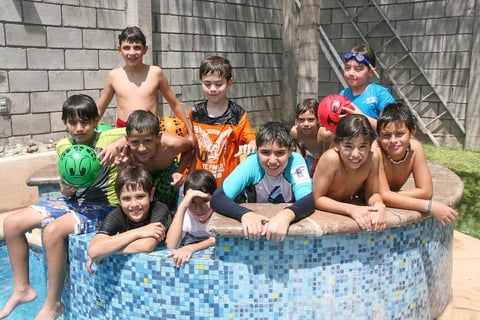 13092012 RODRIGO  Román rodeado de sus amiguitos el día de su festejo de cumpleaños.