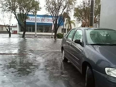 'Llegando a nuestro trabajo, no se ni como le hice pero mi Derby se convirtió en lancha con motor', reporta Raúl Ibarra Méndez