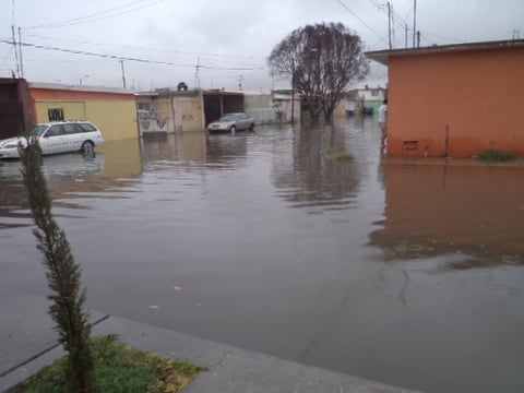 En la calle Bahia de las Ballenas en Nueva California ,falta poco para que entre el agua a las casas, denuncia Roberto González