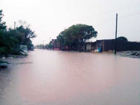 Jhonatan  considera que la lluvia no perjudicó a su colonia que parece hoy un río, al contrario, "FUE UN GRAN BENEFICIO..si hay mas agua. bienvenida" comentó al compartir esta imagen.