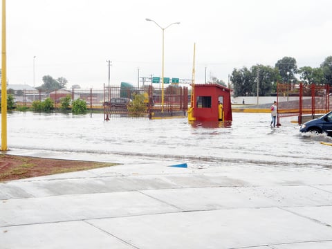 Alexaral nos muestra cómo se veía la entrada de la UANE tras la lluvia en Torreón.