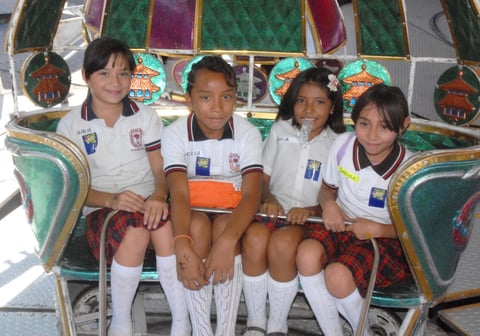 12092012 MáXIMA DIVERSIóN . Vania, Azalea, Marisa y Denisse.