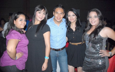 12092012 EN UNA FIESTA.  Nereida, Rosalba, Gionvanni, Luly y Andrea.