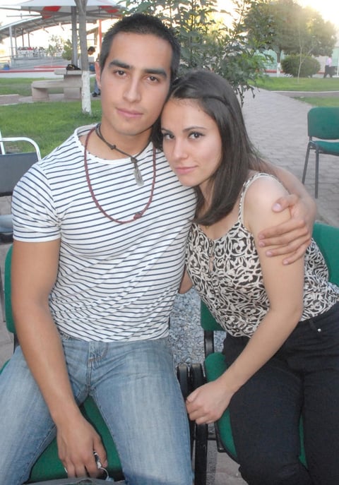 14092012 UNIVERSITARIOS.  Guillermo García y Daniela.