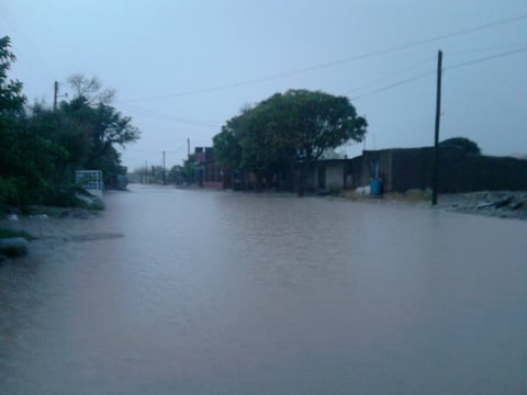 Jonathan nos comenta del Ejido la Esperanza: Tan sólo ayer esta calle era polvorienta... Hoy es un río... NO PERJUDICÓ, FUE UN GRAN BENEFICIO... Si hay más agua, bienvenida.