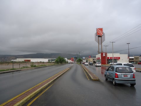 Daniel Rangel nos muestra: Como pocas veces, los cerros del sur de la ciudad semicubiertos por nubes bajas.
