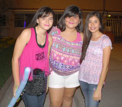15092012 EN UNA NOVATADA.  Mayra, Naima y María.