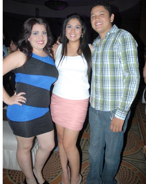 15092012 DE FIESTA.  Vanessa, Jaquie y Alfredo.