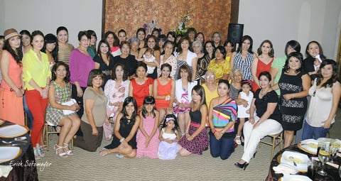 15092012 REUNIDAS  fueron captadas amigas y familiares de Magaly para desearle lo mejor por su próximo enlace matrimonial, con el Sr. Antonio Zúñiga.