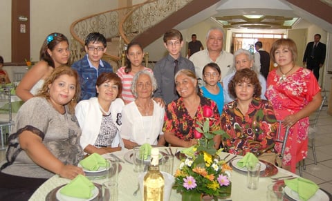 15092012 LILIA  Esquivel Estrada en compañía de sus familiares.