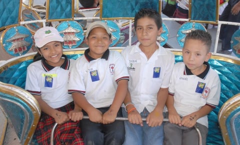 15092012 EN LA FERIA . Pamela, Víctor, Johan y Miguel.