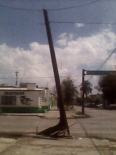 Ilhuicamina Rico envía una foto donde se aprecia un poste telefónico en el cruce de Corregidora y Mariano López Ortiz.