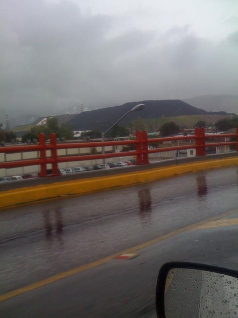 Nacho Camarena nos comparte la vista del cerro negro de Peñoles con algunas nubes.
