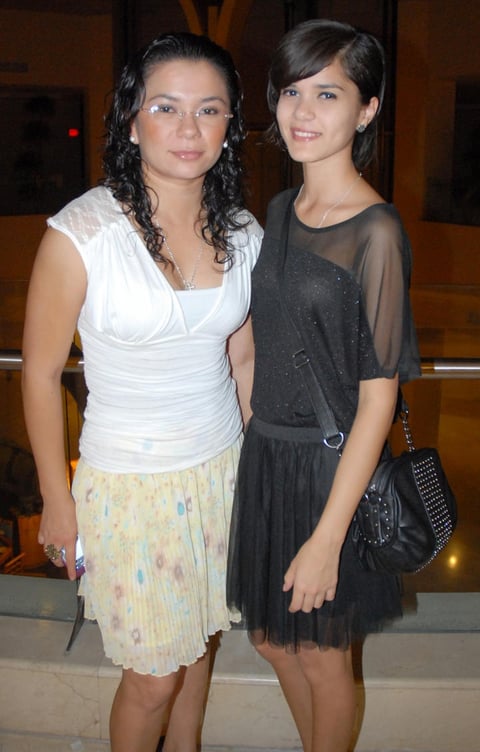 16092012 EN UNA FIESTA.  Leidy y Kimberly.