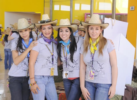 16092012 FESTEJO.  Mayra Martínez, Olivia Díaz, Karla López y Evelyn Dipp.