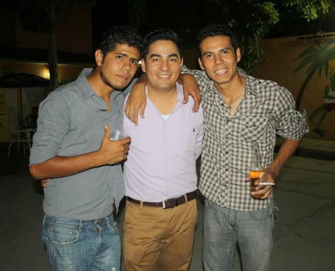 16092012 CUMPLEAñOS.  Alejandro (al centro) durante su festejo de cumple junto a Jesús y Paco.