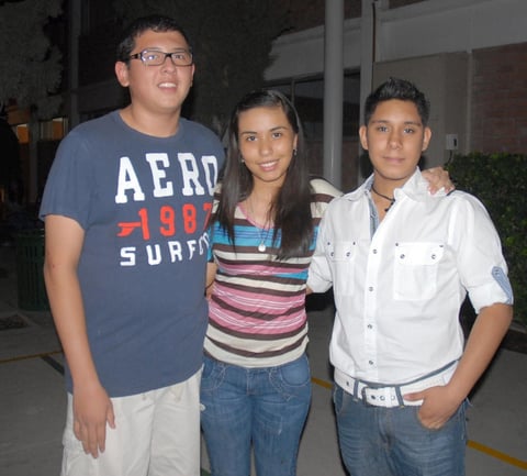 17092012 LOS FESTEJAN EN EL COLE.  Luis Enrique, Luzma y Ángel.