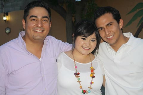 17092012 CUMPLE.  Alejandro festejó junto a Glinca y Gil.
