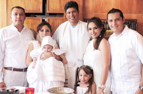 16092012 LA FESTEJADA  acompañada de sus padrinos Sr. Pedro Santiago Rangel Méndez y Lupita Ríos Torres, el padre César, sus papás Sra. María Elena Rangel Méndez, Sr. Francisco Alejandro Sánchez Antúnez y la niña Lupita Rangel.